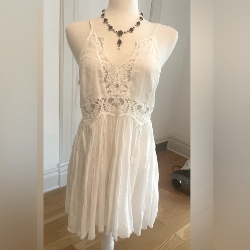 Gorgeous white sundress! Feel like a fairy in the floatiest summer dress!